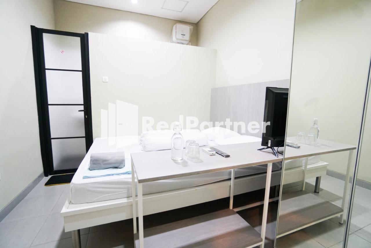 ג'קרטה Tomang Gelong Guest House Syariah Mitra Reddoorz מראה חיצוני תמונה