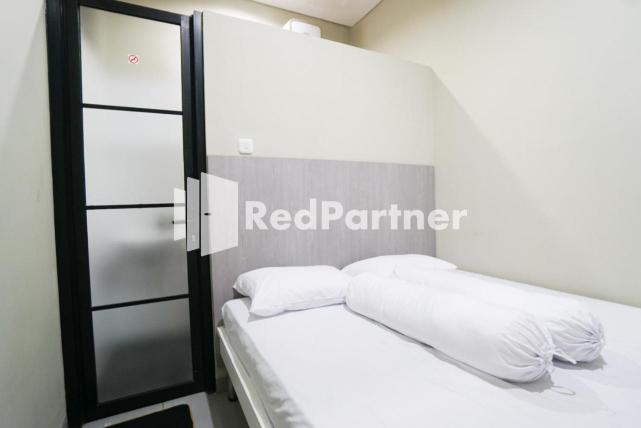 ג'קרטה Tomang Gelong Guest House Syariah Mitra Reddoorz מראה חיצוני תמונה