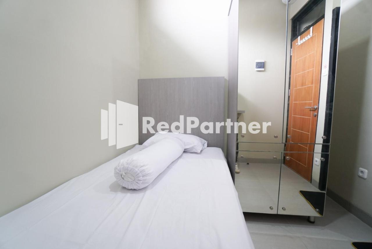 ג'קרטה Tomang Gelong Guest House Syariah Mitra Reddoorz מראה חיצוני תמונה