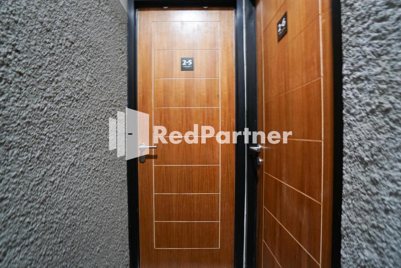 ג'קרטה Tomang Gelong Guest House Syariah Mitra Reddoorz מראה חיצוני תמונה